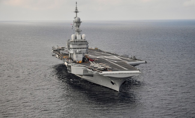 SARS-CoV-2 "bắt giữ" hàng loạt tàu sân bay